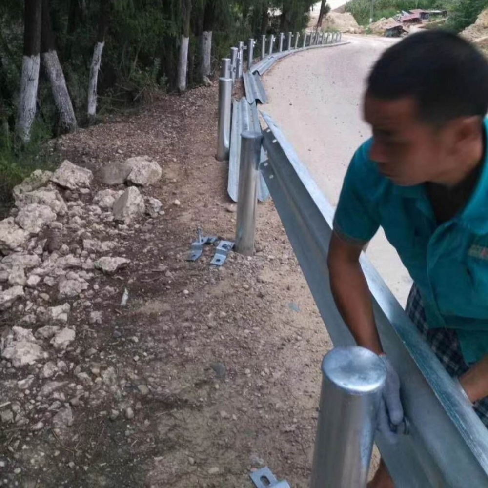 公路护栏厂家直销，品质保障，直接拨打厂家直销电话！