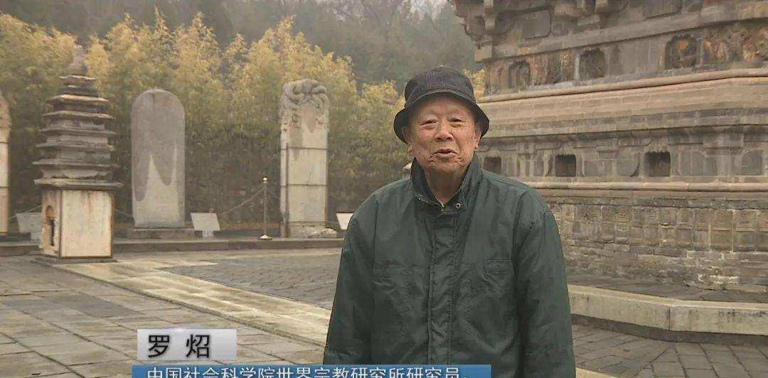 荒山上建广场安健身器材引质疑 官方：游客歇脚平台