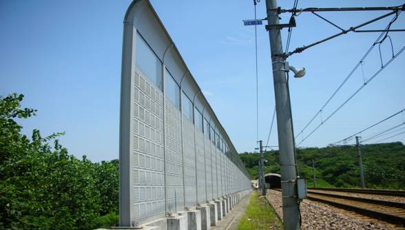 铁路路基声屏障，守护宁静与安全的绿色屏障