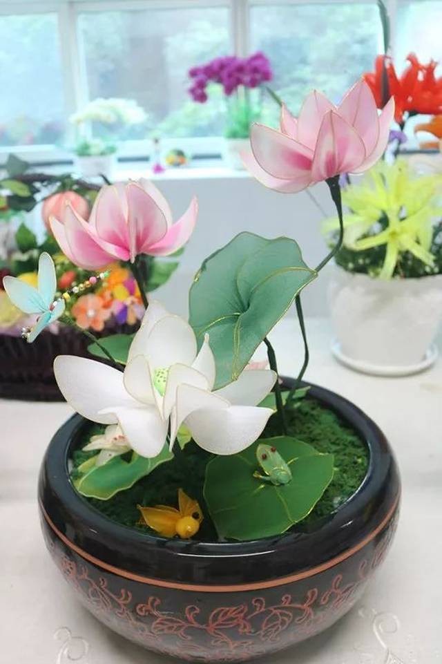 丝网花与荷花，交织的艺术之美