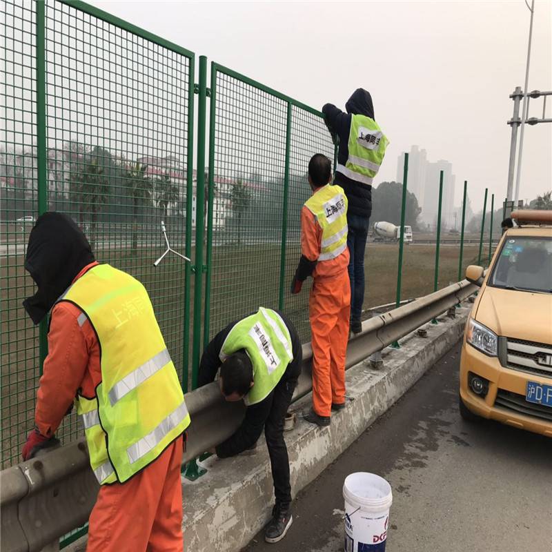 高速护栏网，守护道路安全的隐形盾牌