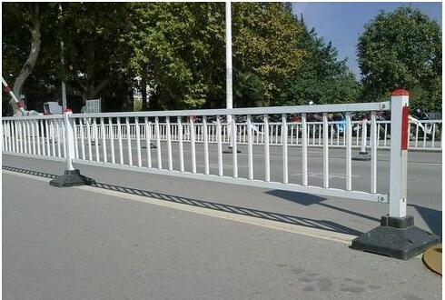 道路护栏网，城市安全的守护者