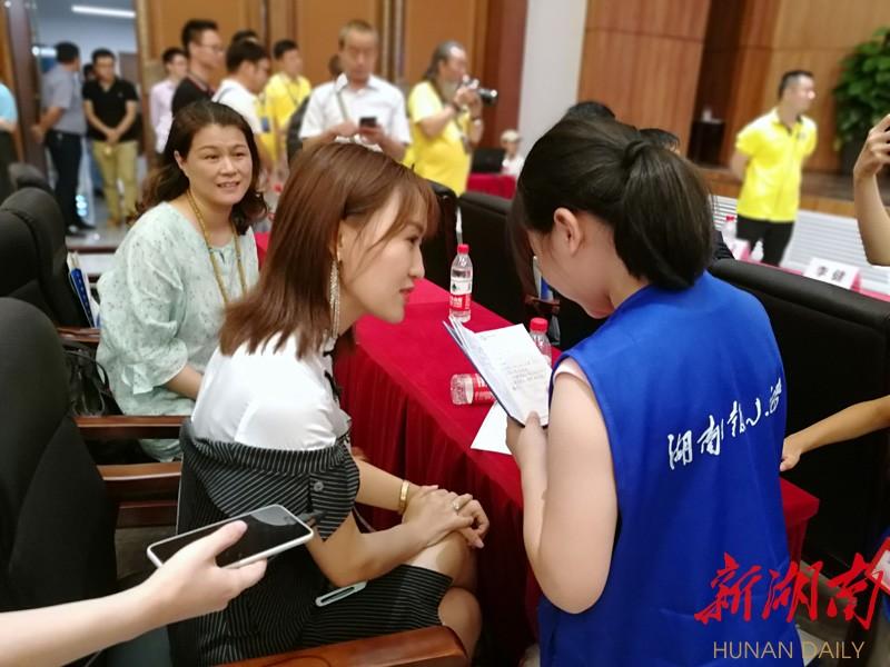 塑料制品光亮剂使用方法视频，让家居用品焕发新光彩