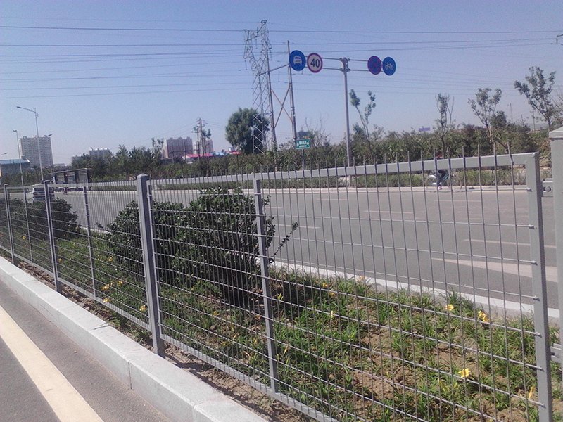 公路护栏网，守护安全，美化路景的双重守护者