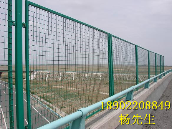 特殊需求，定制未来，护栏网厂家的特殊规格定做解析