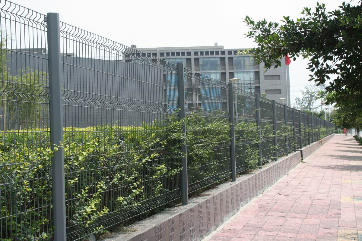 成都小区护栏网生产厂家的选择与考量