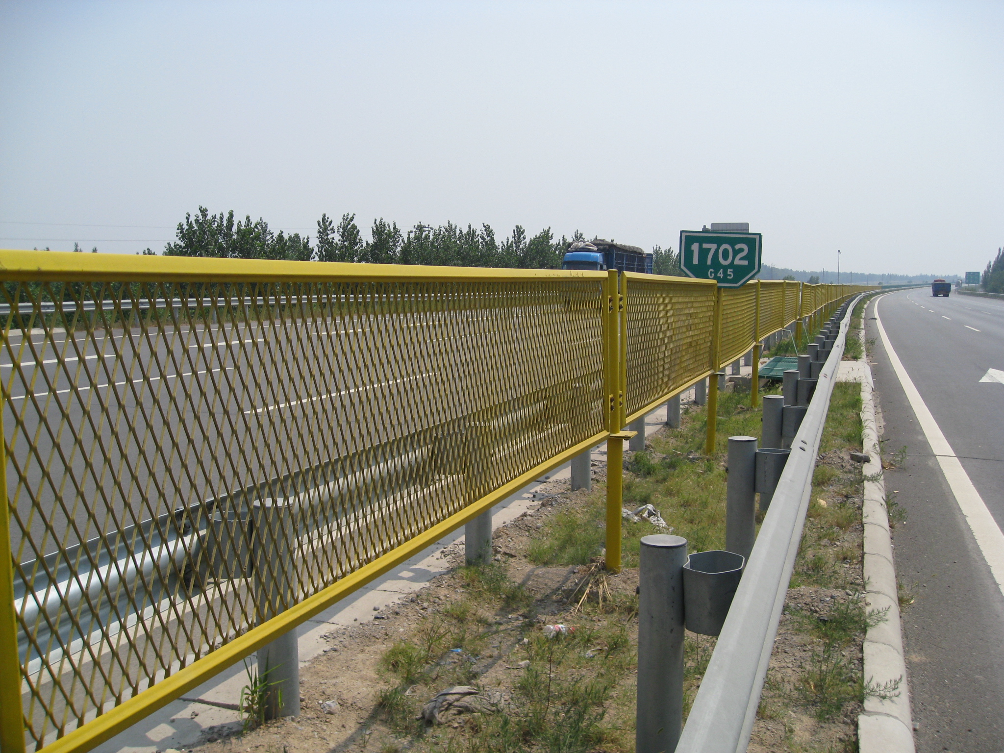 公路护栏网价格解析，每米成本与价值考量