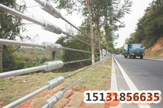 公路护栏网，守护安全，美化路景的双重守护者