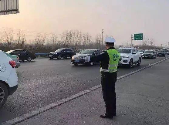 道路护栏网倒塌险情急，交警迅速行动排隐患