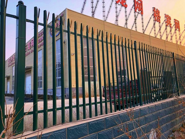 沈阳城市新风貌，道路锌钢护栏网的安全与美学并重