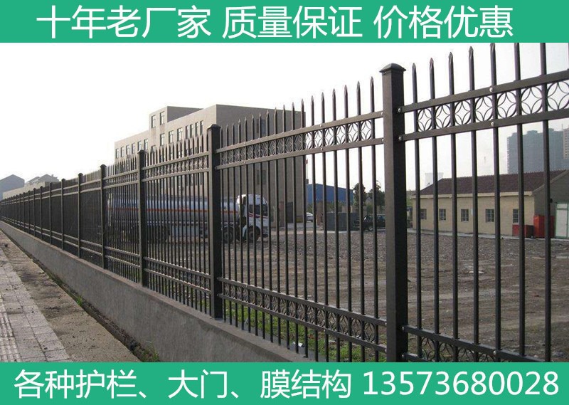 锌钢护栏，道路安全的守护者——专业护栏网厂家解析