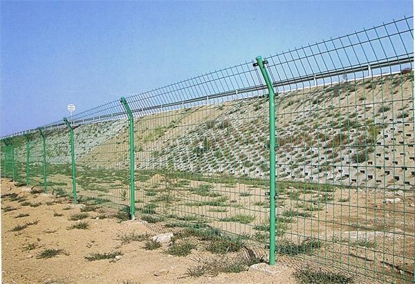 护栏网、隔离栅、防护网与围栏，构建安全与秩序的坚固防线