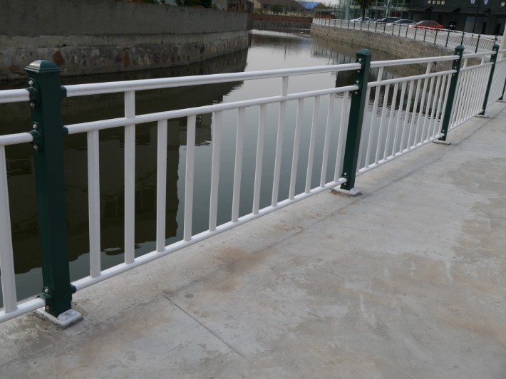 泉州护栏网厂家批发地址，选择优质护栏网，守护城市安全与美观