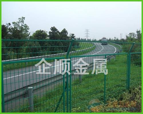 高速公路护栏网，守护道路安全的坚实防线