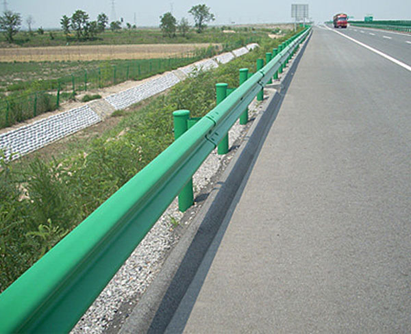 公路护栏网，守护安全，美化路景的双重守护者