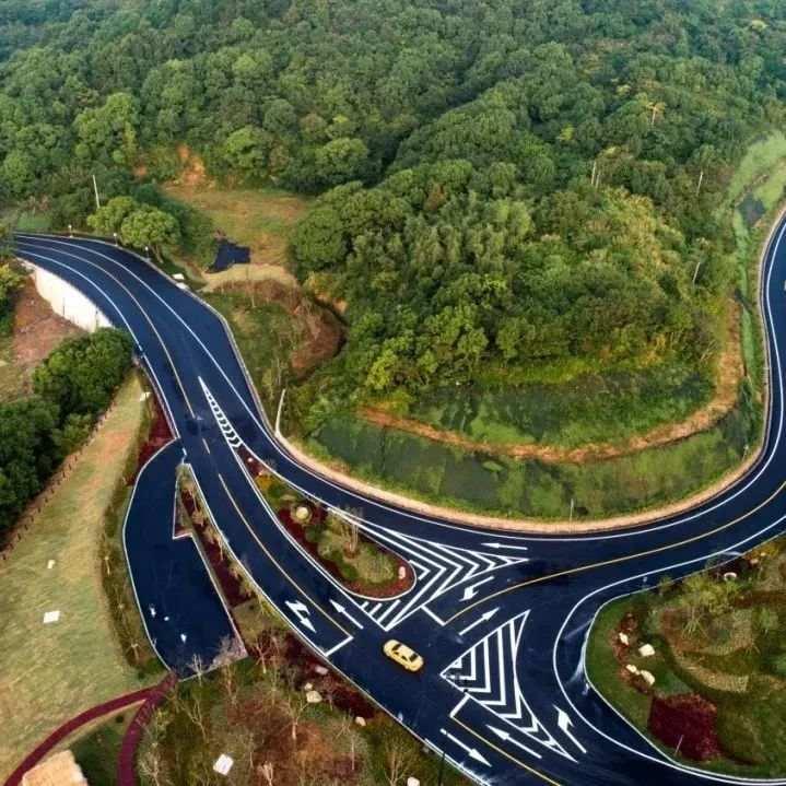 高速公路护栏网，守护安全，美化路景的隐形卫士