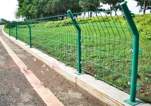 高速公路安全新防线，护栏网与框架防护网的双重守护