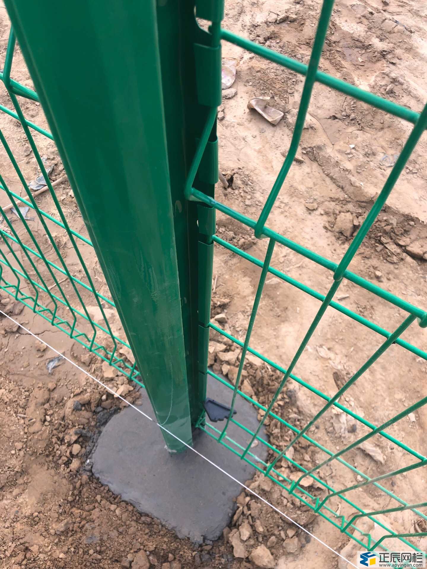 护栏网立柱的几种常见规格及其应用解析