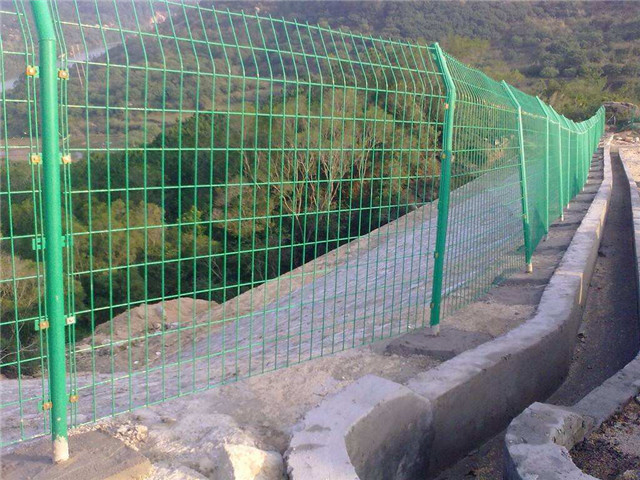 公路护栏网立柱距离的奥秘与重要性