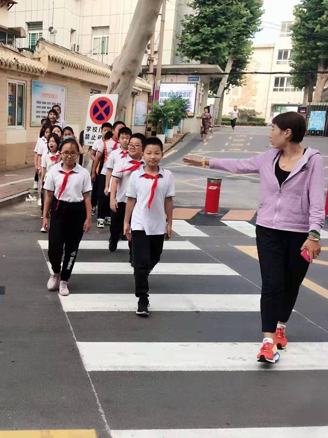 绿色双边丝护栏网，守护环境与安全的双重守护者