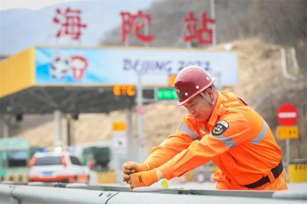 公路护栏网，守护安全，美化环境的双重守护者