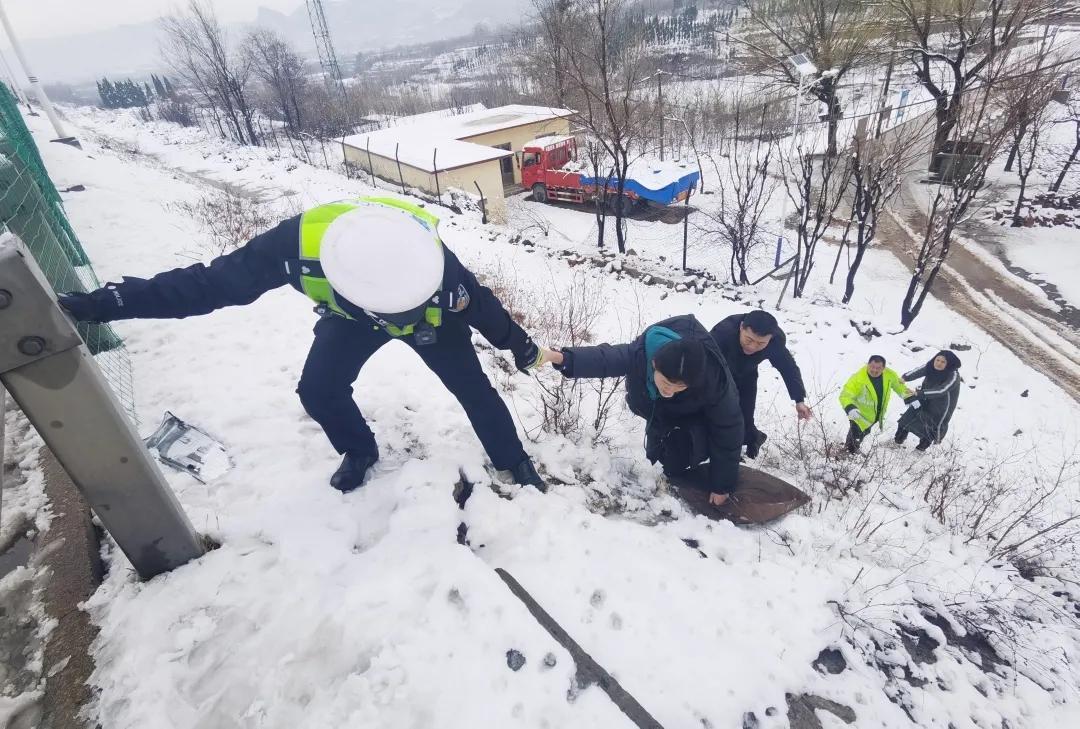 高速公路道路护栏网，安全与效率的守护者