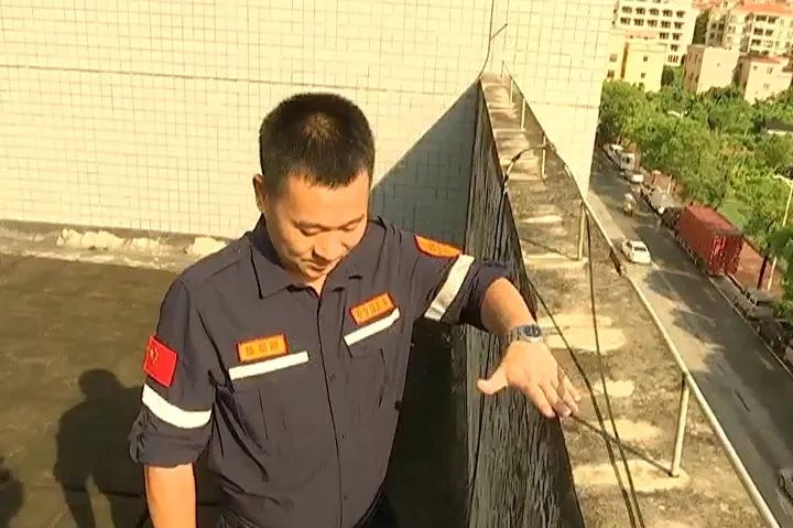 锌钢护栏网质检员，守护安全的隐形守护者
