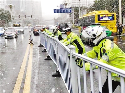 道路护栏网倒下，交警迅速行动排除安全隐患