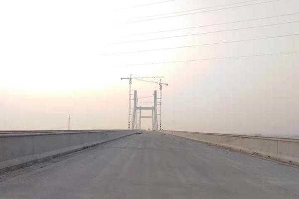道路护栏网的多样样式及其在交通安全中的重要作用——以上兴路桥为例