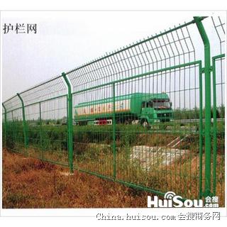 公路安全新防线，解析公路护栏、隔离栅与护栏网片的多重作用