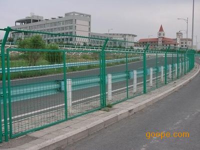 公路安全新防线，公路隔离栅护栏网的重要性与应用
