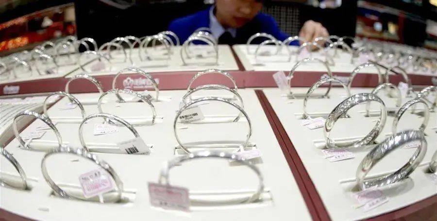 近三年黄金价格走势图，全球市场动态与投资策略分析