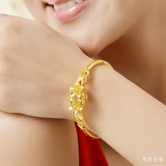 女人戴金手镯的三大忌讳与时尚智慧
