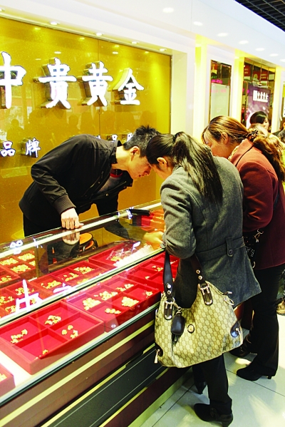 黄金投资新风尚，实体店与在线预约的黄金价格查询指南