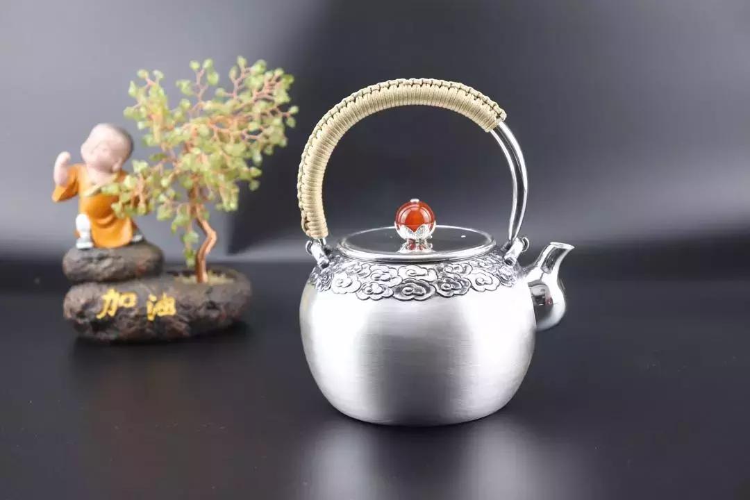 银手镯价格，一克银的魅力与价值考量