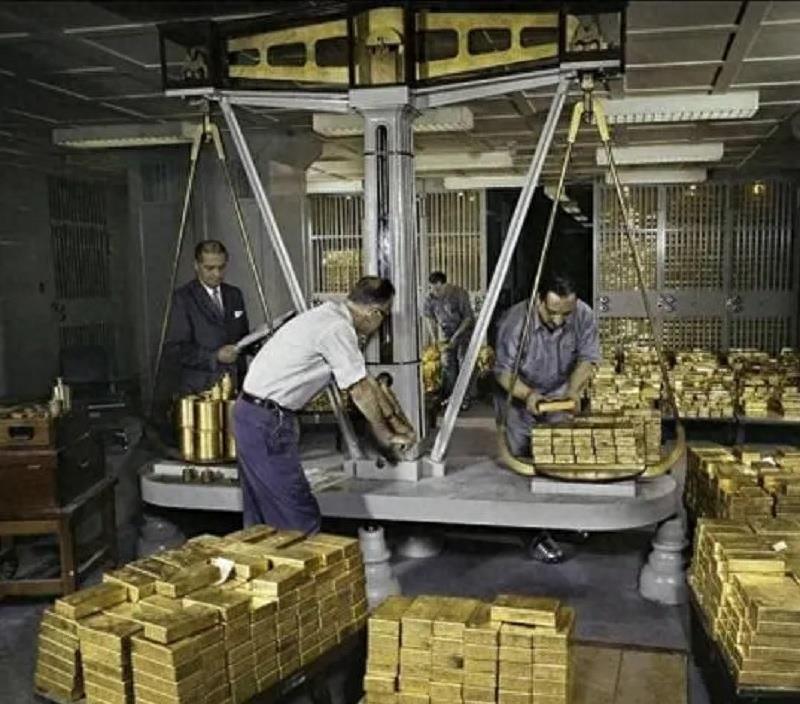 三十年黄金价格走势图，全球金融动荡下的避风港