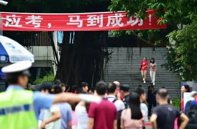 考场现2米3高考生，挑战与希望并存的青春篇章高考考场多少米禁止施工